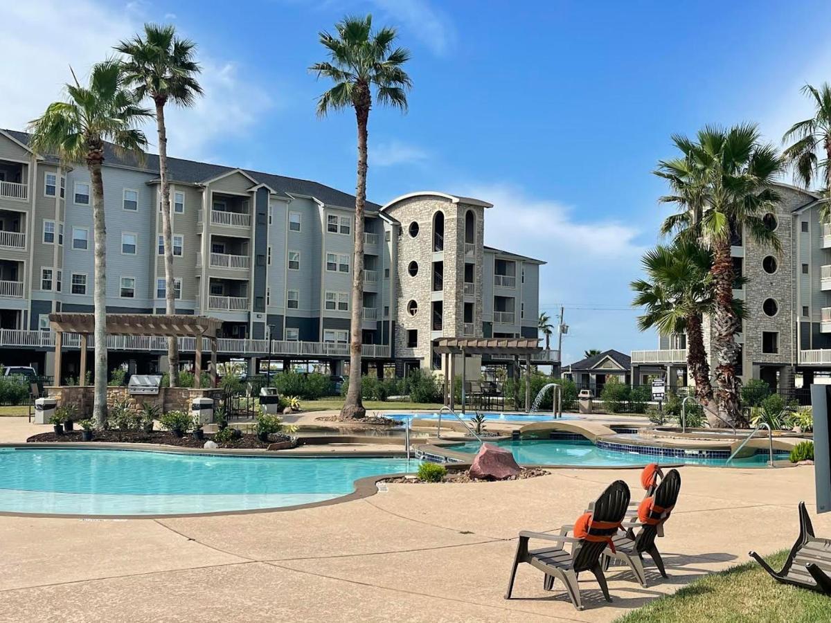 New Listing!! Relax By The Beach!! 2 Queen Beds, 1 Sofa Couch, Free Wifi 2 Tvs, Free Parking, Pool, Hot Tub, Gym , Elevator Accessible To Property Galveston Exterior photo